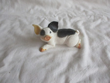 Figur Schwein Ferkel liegend gefleckt aus Kunstharz