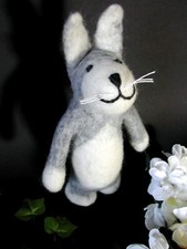 Hase gefilzt Ostergeschenk NadelFilzTier Figur Handarbeit Oster-Dekoration 21cm