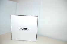 CHANEL Geschenkbox mit CHANEL Band Weihnachten 2024 Weiß-Gold