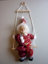 Harlekin Clown Figur sitzend