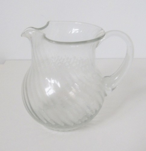 Formschöner glas krug mit - formschöner,
