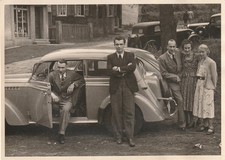 Vintage Foto Freunde mit Opel Olympia 1949 Auto Oldtimer PKW Car