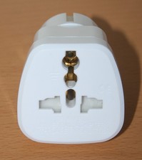 "travel universal adapter with safety shutter" - Reiseadapter in weiss * neuw.