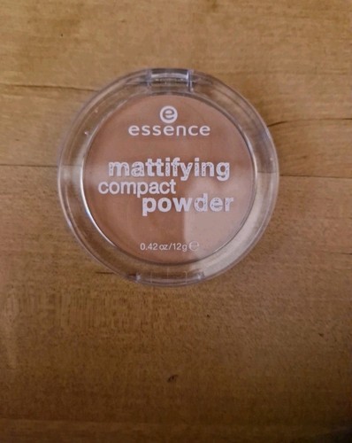 Essence mattifing compact - -,