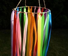 Windspiel aus Satinbändern Garten Balkon Deko bunt Kinderzimmer Geburtstag