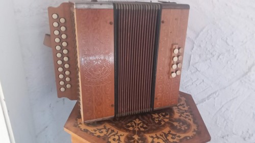 Altes akkordeon von - akkordeon, (knopf)