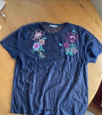 Spitzenoberteil mit Blumen