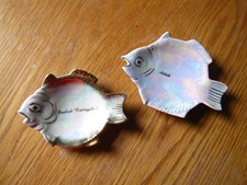2 ältere Andenken Porzellan Aschenbecher Ostsee Ahlbeck_Heringsdorf_Motiv: Fisch