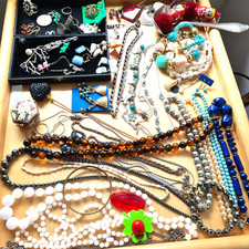 Schmuck Konvolut z.T. 925, Münze, Porz-Dose, faux Bernstein, Hämatit Kette u.a.m