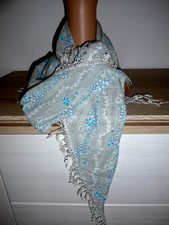 7)  WUNDERBARES DREIECKTUCH- TUCH GRÜN/WEISSES BLUMENMUSTER  130 x 46 cm