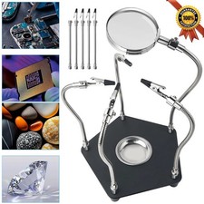 Dritte Hand mit Lupe