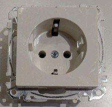 Merten System-M Steckdose unter Putz polarweiß