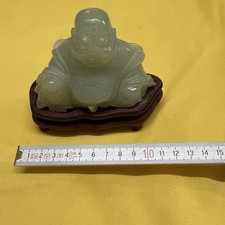 Lachender Buddha aus hellgrünem Jade auf Holzpodest, 80er Jahre