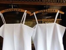 2 STÜCK VINTAGE MÄDCHEN NACHTHEMDCHEN WEISS MIT STICKEREI (A27)