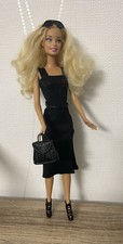 Hübsche Barbie mit Locken und beweglichen Knien