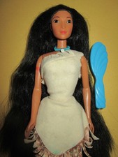 B935) DISNEY BARBIE DISNEY POCAHONTAS MATTEL ORIGINAL KLEID+KETTE+STIEFEL+BÜRSTE