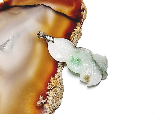 Buddha anhänger aus jade - buddha,