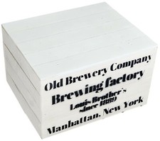 weiße Holzkiste Koffer