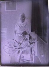 Oma am Spinnrad  beim Spinnen