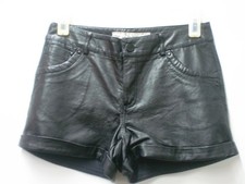 schwarze Kunstleder Hotpants