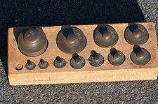 KONVOLUT alte antike Gewichte mit Holzblock Messing Bronze SAMMLUNG TOP!