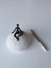 Skulptur „sitzende Figur“