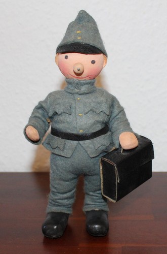 Soldat schwejk mit koffer - schwejk,