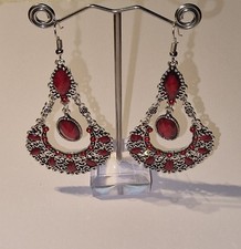 Ohrringe - große silberfarbene und rote Acryl-Kronleuchter baumelnd Länge 86 mm