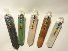 7 Chakra Edelstein Energiestab mit Kristallschädel energy wand with skull crâne 