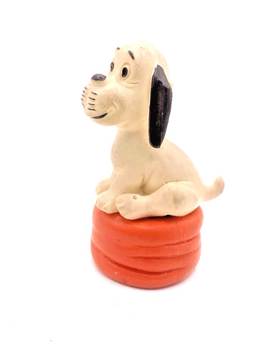 Figur hund wum auf hocker - wum, 7cm