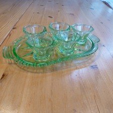 5 alte Schnapsgläser auf Tablett grün, Pressglas, Art Déco
