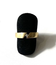 333/- 8KT Gelbgold Ring, Diamant 0,02ct, Gr. 57, 2,5 - 5 mm breit.
