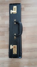 Schwarzer Aktenkoffer aus