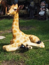 Giraffe Deko Figur wetterfest ca 58cm Baby liegend Laminat Gartenfigur Neu