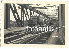 Foto 2 WK  WH LKW Fahrzeuge Kolonne beim übersetzen über zerstörte Brücke Top