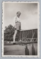 Junge steht auf Barren