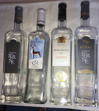 4  leere  Weinflaschen