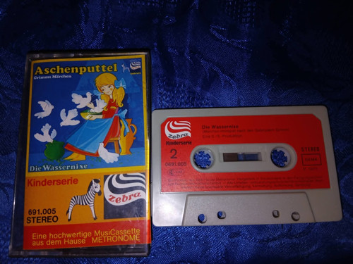 Aschenputtel die - /,