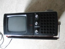 Universum Rundfunk-Fernseh-Kombination SK 2217 rot 1975 + mehrere Antennen