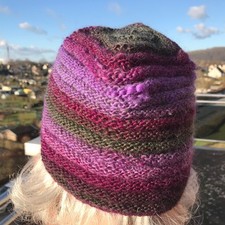 Mütze im Rippenmuster von db-strickdesign, lila-bunt