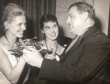 Franz Josef Strauß und "charmante junge Münchnerinnen" mit Spielzeug-Panzer 1957