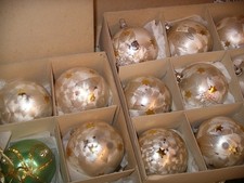 alter Weihnachtsschmuck  Christbaumkugeln 18 Kugeln –champagnerfarben m. Sternen