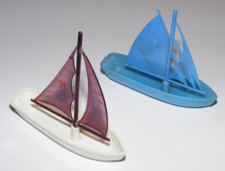 kleine Plastik Segelboote Segelschiffe  Kunststoff Segel Segelboot DDR nahe HO