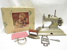 Kinder Nähmaschine Model Casige im original Karton um 1940 JH, Top 20x17x12 Kart