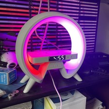 LED Wecker Lampe mit Bluetooth Lautsprecher Nachttisch RGB Smart G Ladegerät OVP