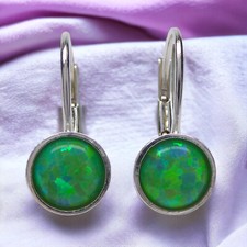 Lindgrüne 6mm Opal Ohrringe