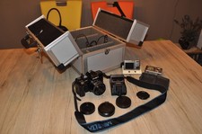 Fotoausrüstung mit Minolta im ALU-Koffer und weitere Kameras