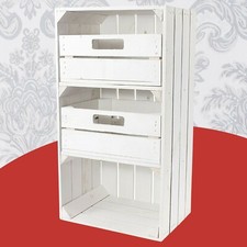 Weiße schmale Holzkisten mit