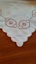 Alte Tischdecke Handarbeit  105×147cm Lochstickerei Bogenrand Weiß/rosa