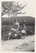 Familie beim Ausflug mit Puch